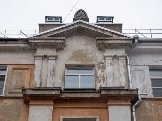 Окнам в подъезде 29-квартирного дома на Советской вернут исторический облик